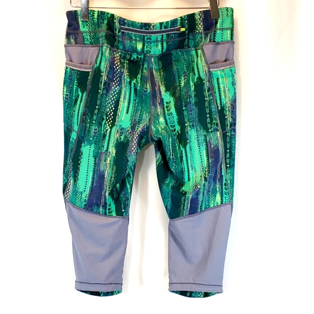 Athleta Green Arrow Be Free Kicker Workout Crops - Picture 2 of 5